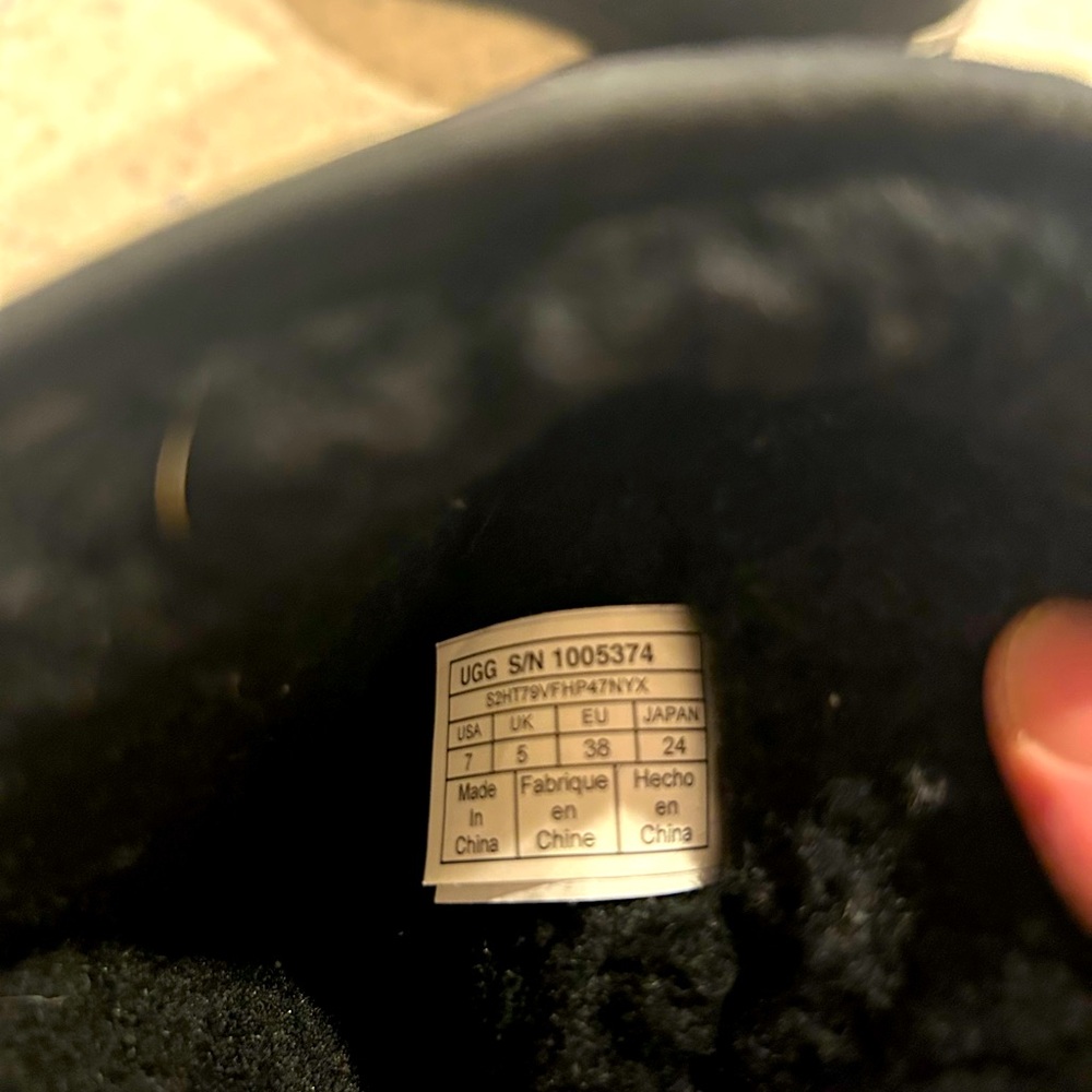 All black double buckle UGG’s size 7